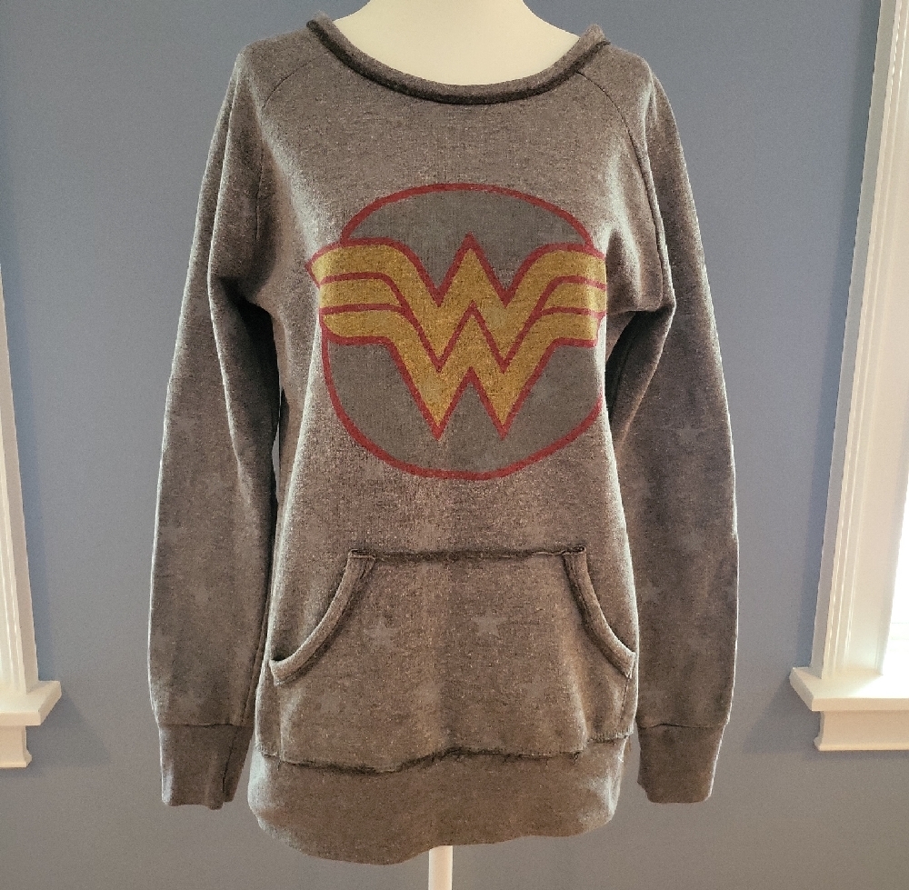 Wonder Woman Gray Sweatshirt Six Flags Size M Womens